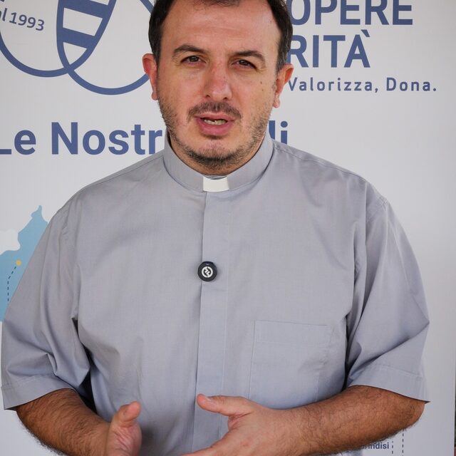 Dentro un pacco alimentare non c'è solo cibo. C'è ascolto, c'è presenza, c'è dignità. ❤️ A raccontarlo sono due parrocchie che da oltre q…
