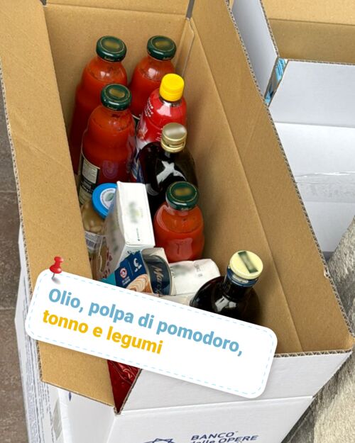 Olio, polpa di pomodoro, tonno e legumi